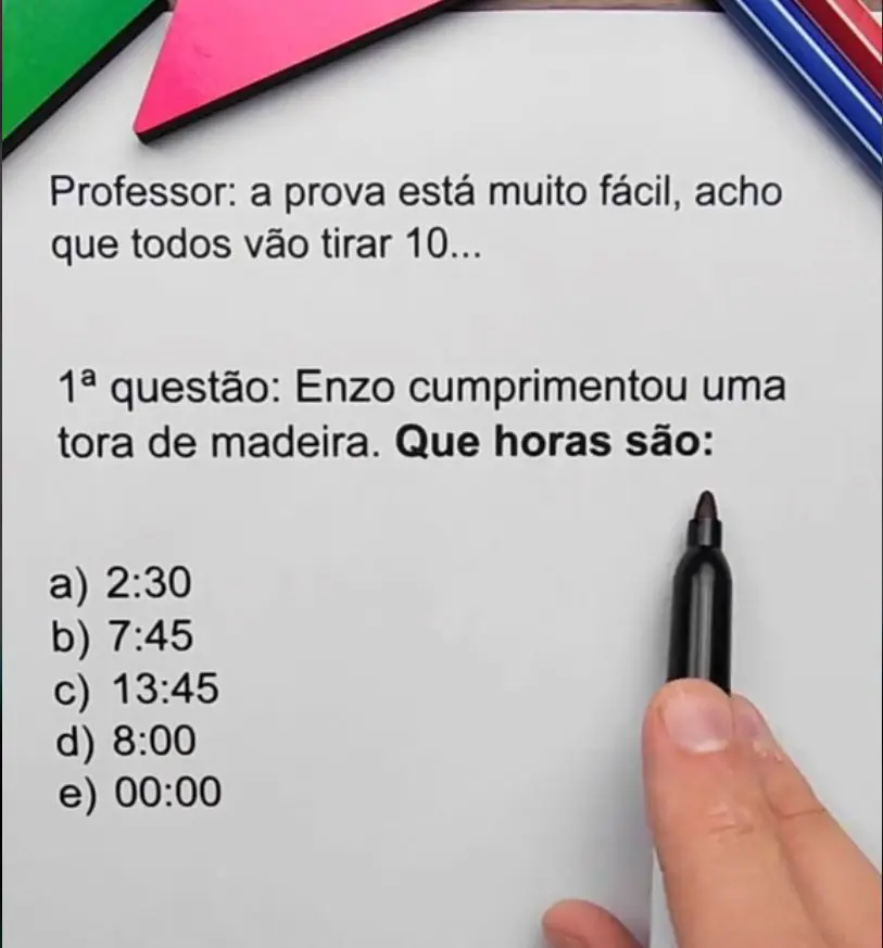 Enzo cumprimentou uma tora de madeira, que horas são?