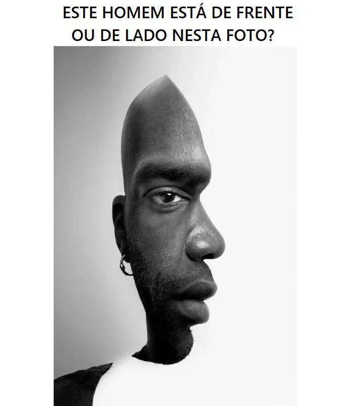 Este homem está de frente ou de lado nesta foto?